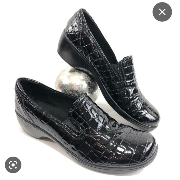❤️GORGEOUS AND BRAND NEW CLARKS BLACK FAUX CROC LEATHER LOAFERS IN SIZE 9M❤️ - Picture 1 of 9